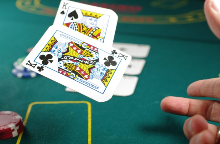Poker – sport eller spil? To par konger, der bliver kastet på bordet