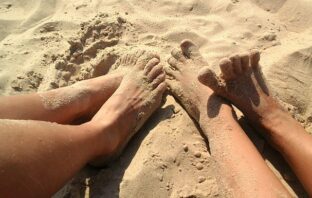 Fem idéer til motion på stranden med børn